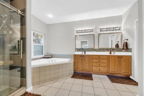 2722 NW Royal Oaks Drive Swisher IA 52338
