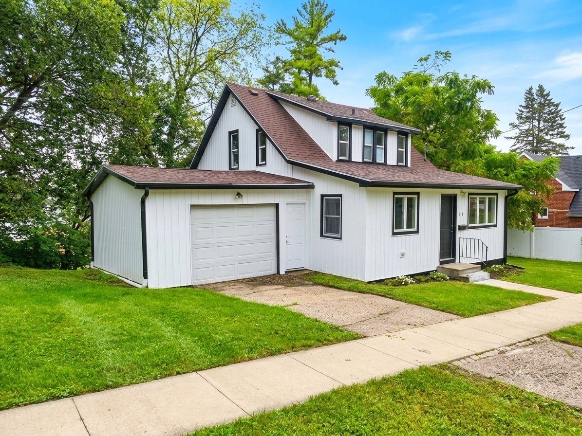 318 W 4th Street Monticello IA 52310