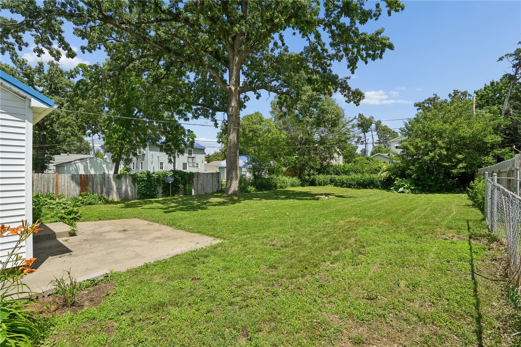 1052 Daniels Street NE Cedar Rapids IA 52402
