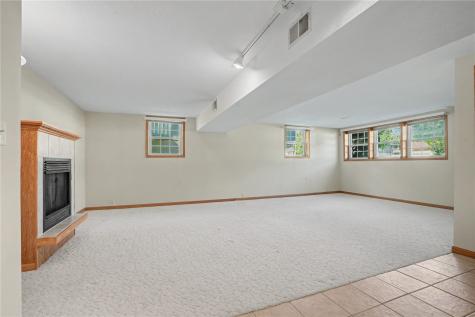 283 Sussex Drive NE Cedar Rapids IA 52402