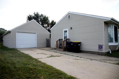 114 E Willman Street Hiawatha IA 52233