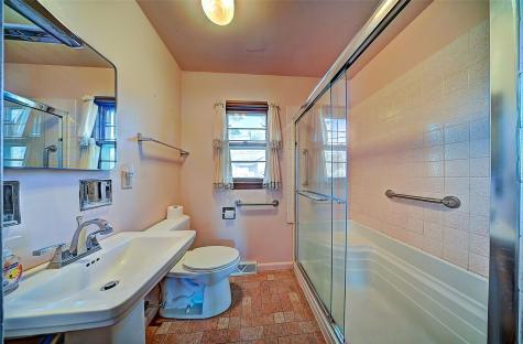 2106 42nd Street NE Cedar Rapids IA 52402