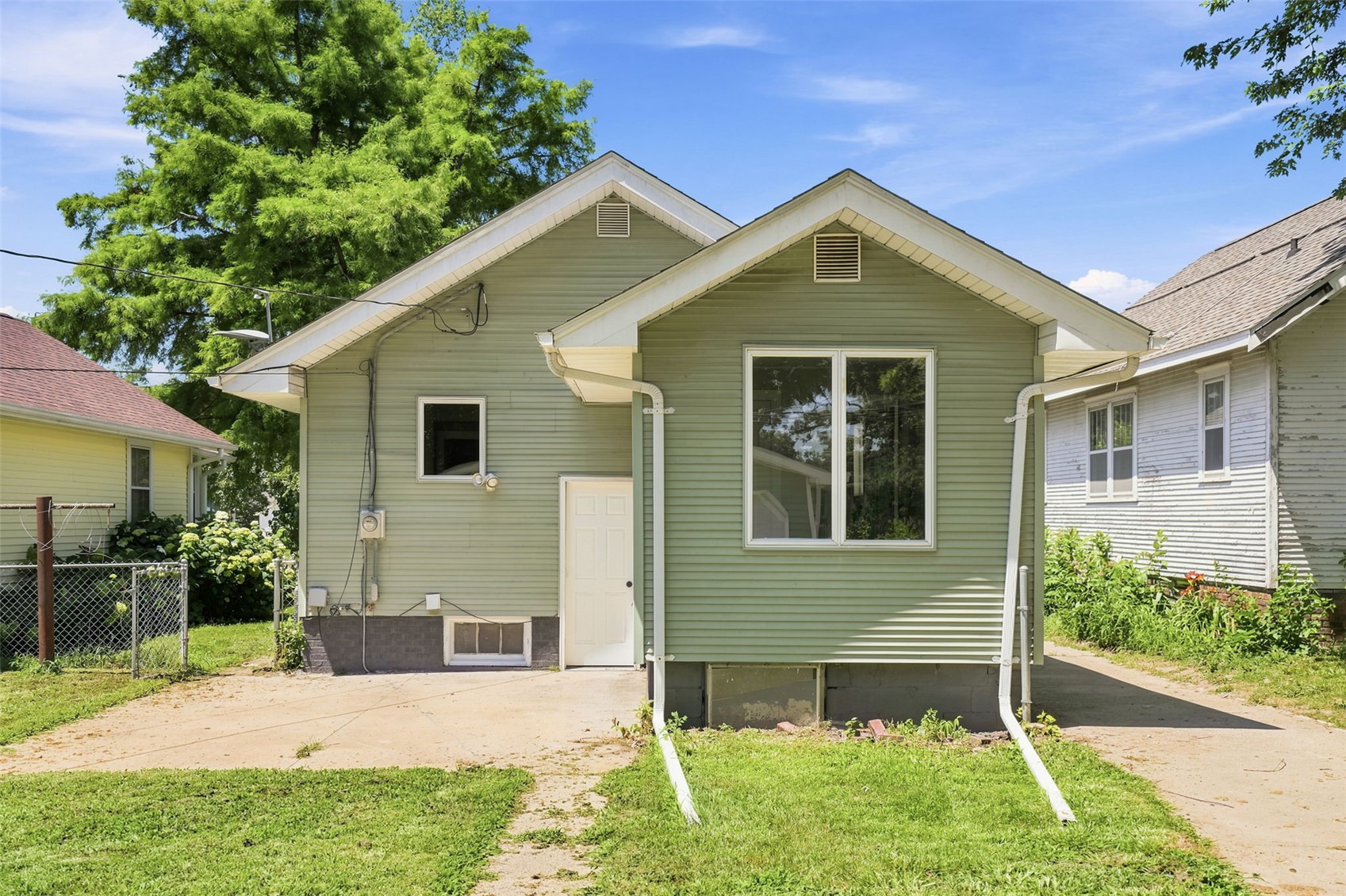 916 Daniels NE Cedar Rapids IA 52402