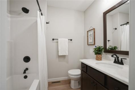 1814 Shady Grove Road SW Cedar Rapids IA 52404