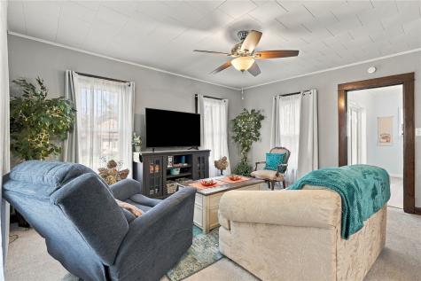 409 3rd Street SE Independence IA 50644