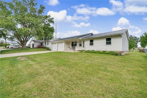 1304 Grande Avenue Center Point IA 52213
