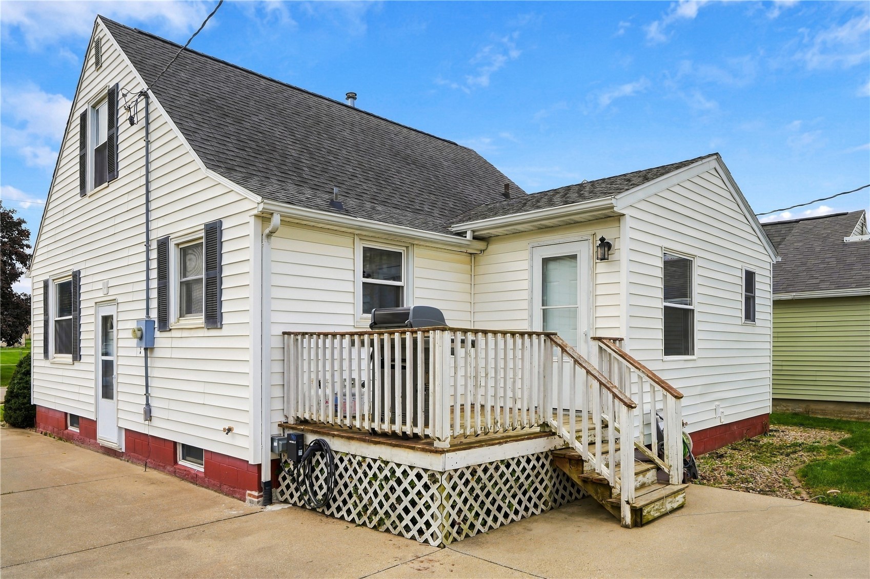 506 1st Street E Newhall IA 52315