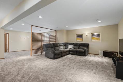 325 N 16th Avenue Hiawatha IA 52233