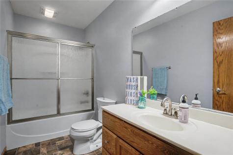 325 N 16th Avenue Hiawatha IA 52233