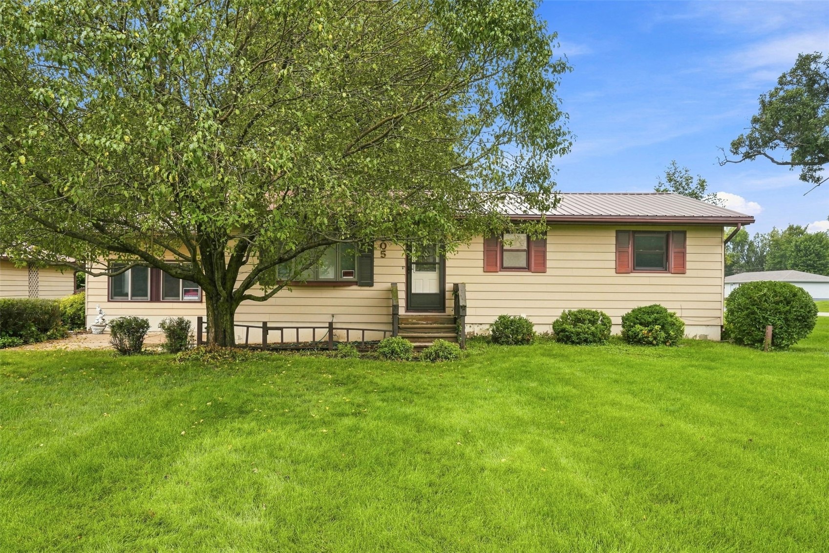505 S Troy Road Robins IA 52328
