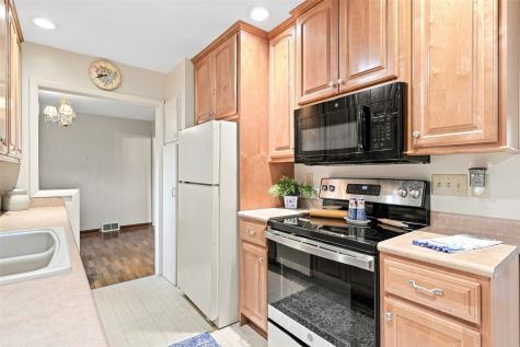 505 S Troy Road Robins IA 52328