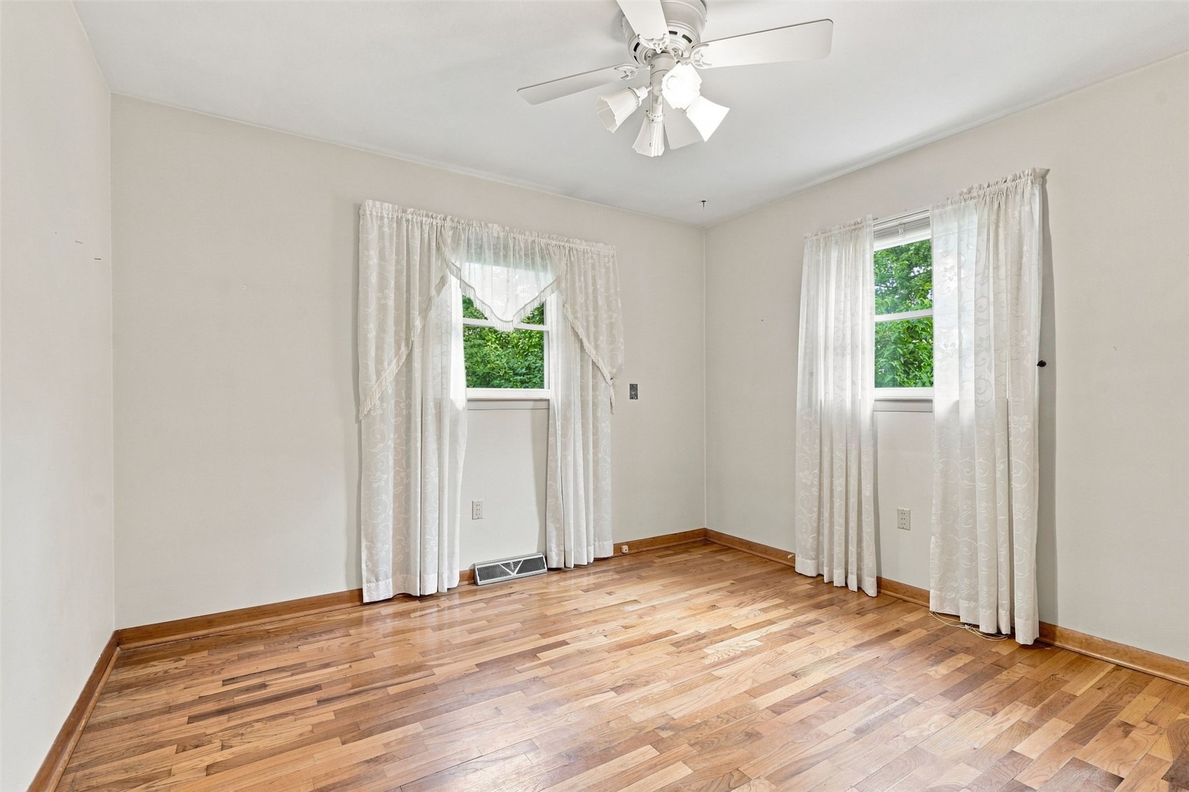 505 S Troy Road Robins IA 52328
