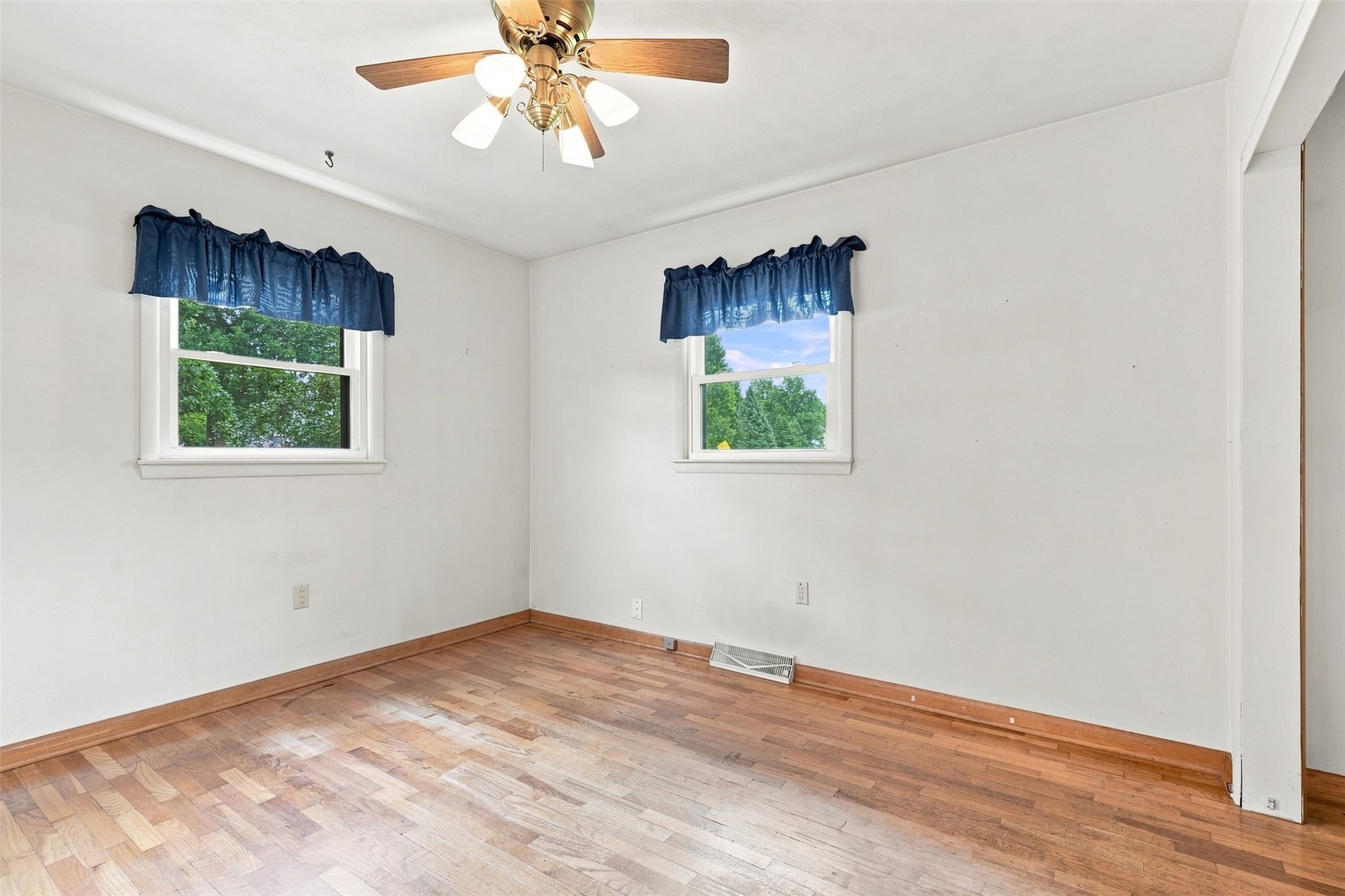 505 S Troy Road Robins IA 52328