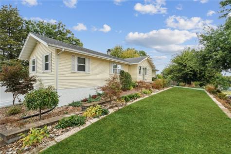 1322 Woodside Drive NW Cedar Rapids IA 52405