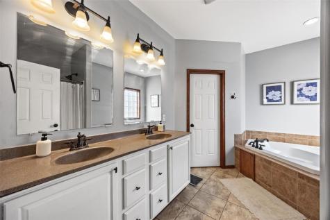 5102 Windmill Court SW Cedar Rapids IA 52404