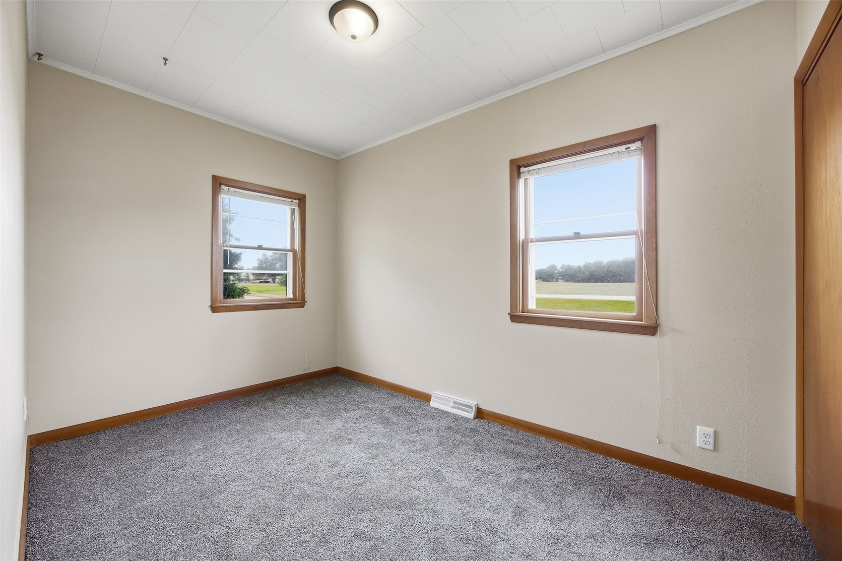 604 S Todds Ferry Conesville IA 52739