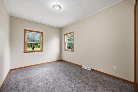 604 S Todds Ferry Conesville IA 52739