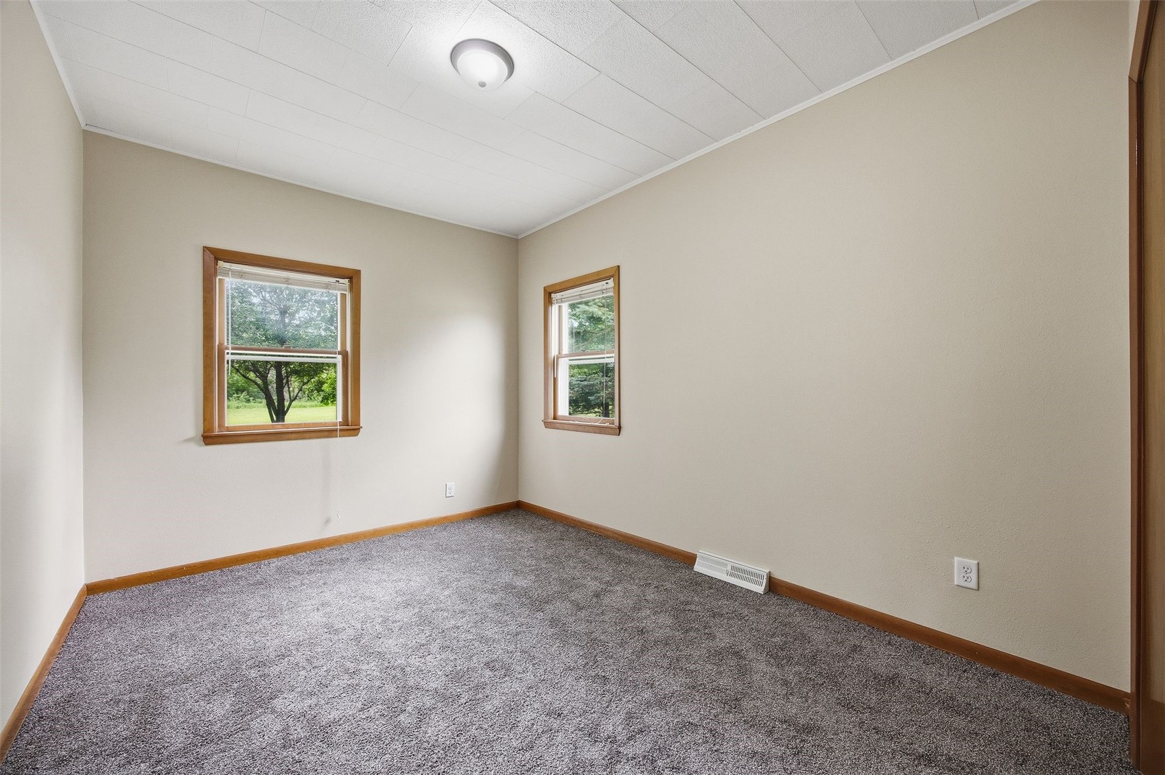 604 S Todds Ferry Conesville IA 52739