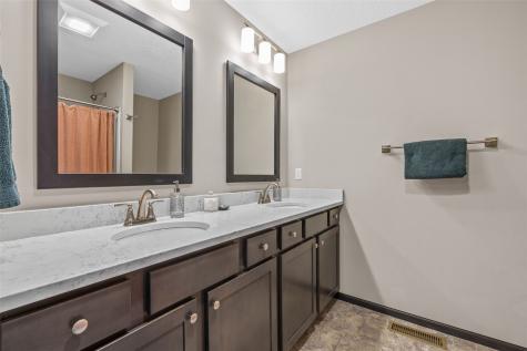 2107 Holly Meadow Avenue SW Cedar Rapids IA 52404