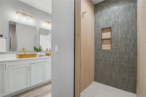 241 Howard Avenue NW Swisher IA 52338