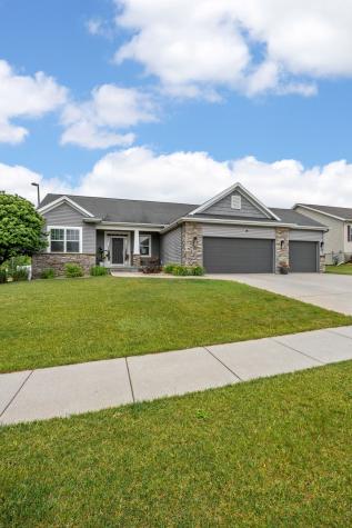 2414 Hallbrook Street SW Cedar Rapids IA 52404