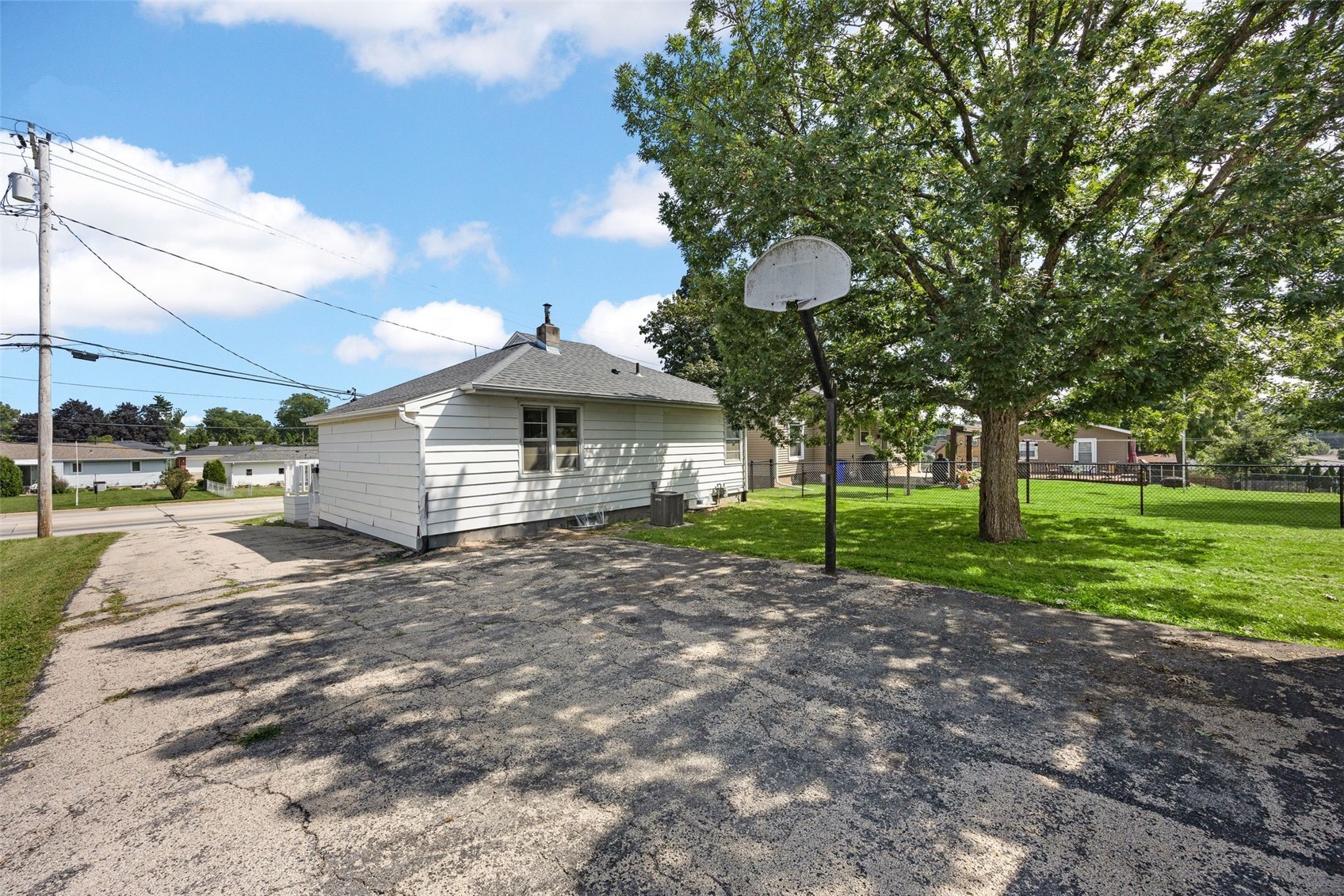 2414 Bowling Street SW Cedar Rapids IA 52404