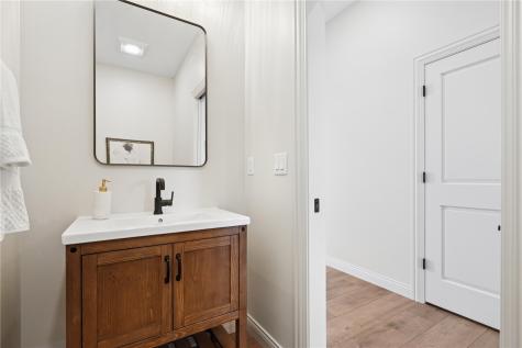 702 Lakeview Tiffin IA 52340