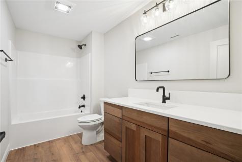 702 Lakeview Tiffin IA 52340