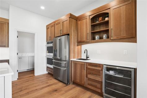 702 Lakeview Tiffin IA 52340