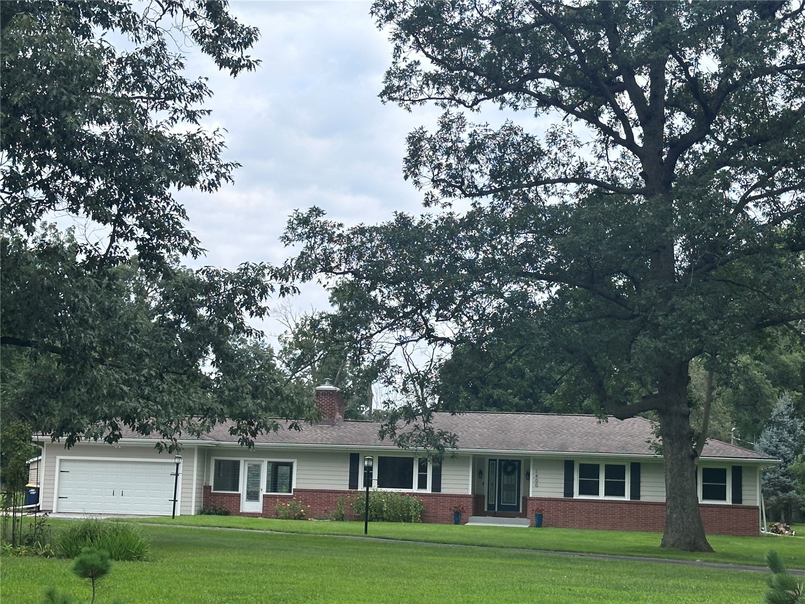 1400 E Knoll Drive Robins IA 52328