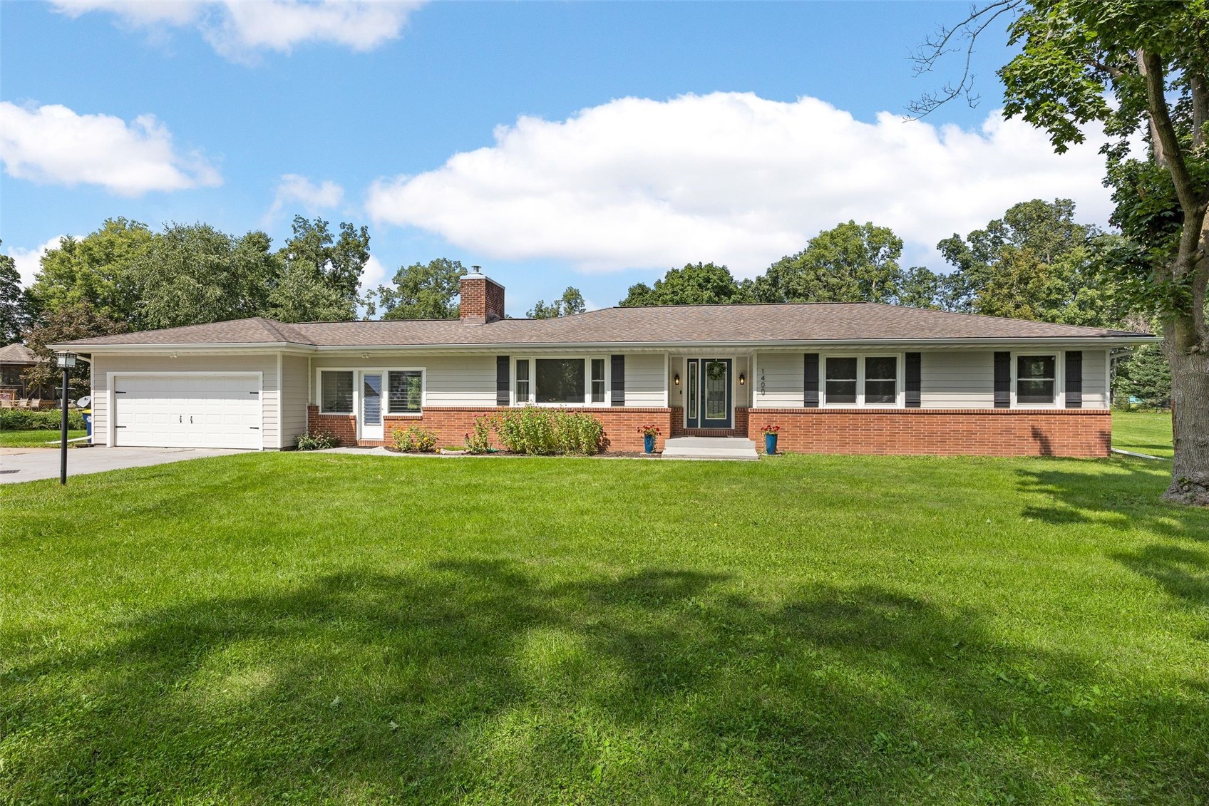 Robins IA, 1400 E Knoll Drive