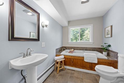 1400 E Knoll Drive Robins IA 52328