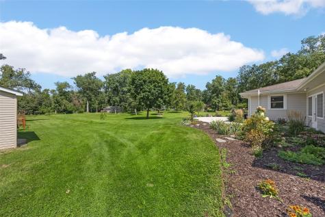 1400 E Knoll Drive Robins IA 52328