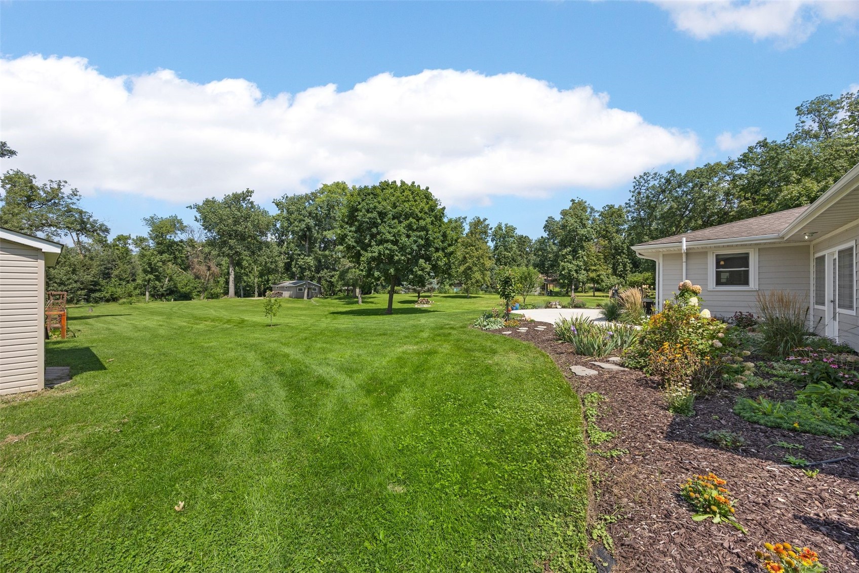 1400 E Knoll Drive Robins IA 52328