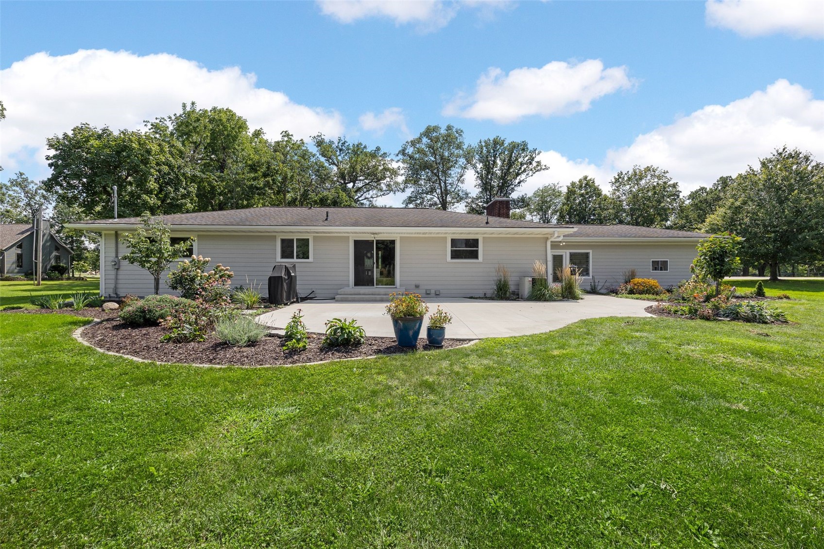 1400 E Knoll Drive Robins IA 52328