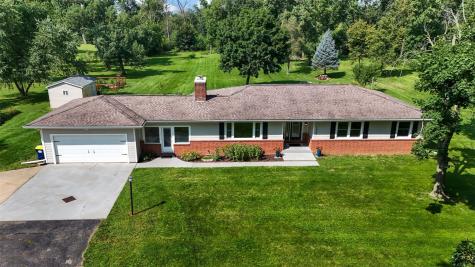 1400 E Knoll Drive Robins IA 52328