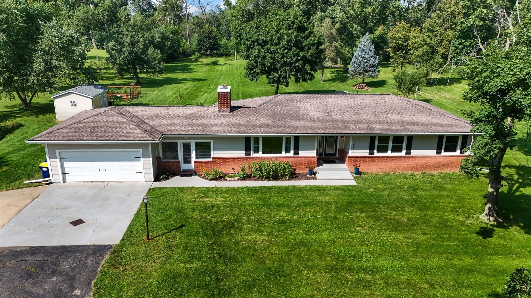 1400 E Knoll Drive Robins IA 52328