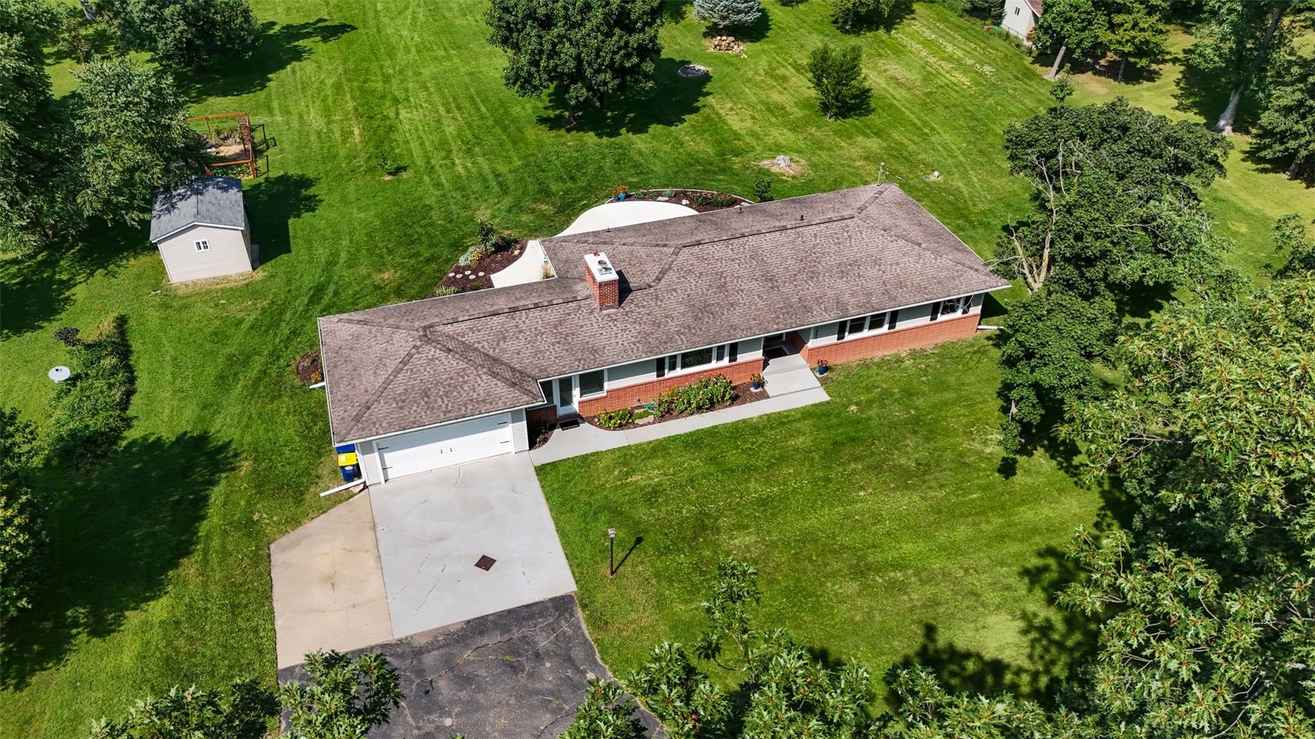 1400 E Knoll Drive Robins IA 52328