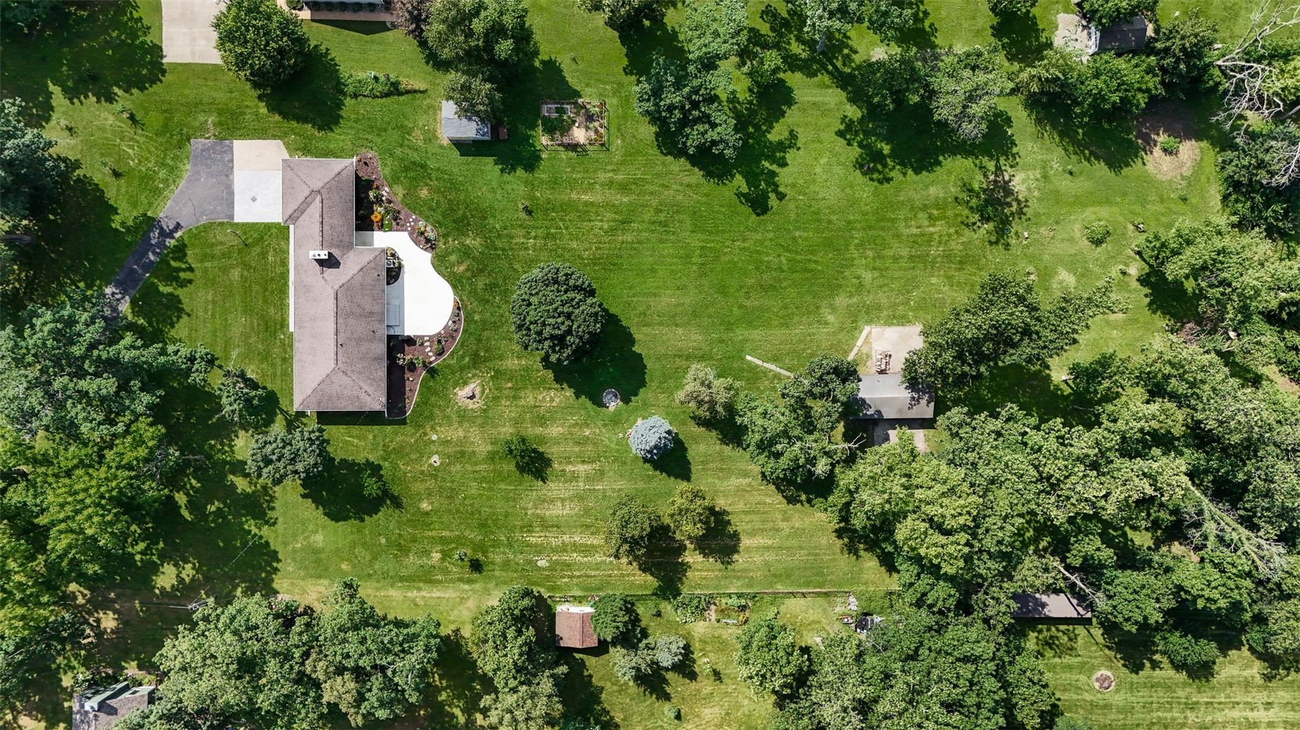 1400 E Knoll Drive Robins IA 52328