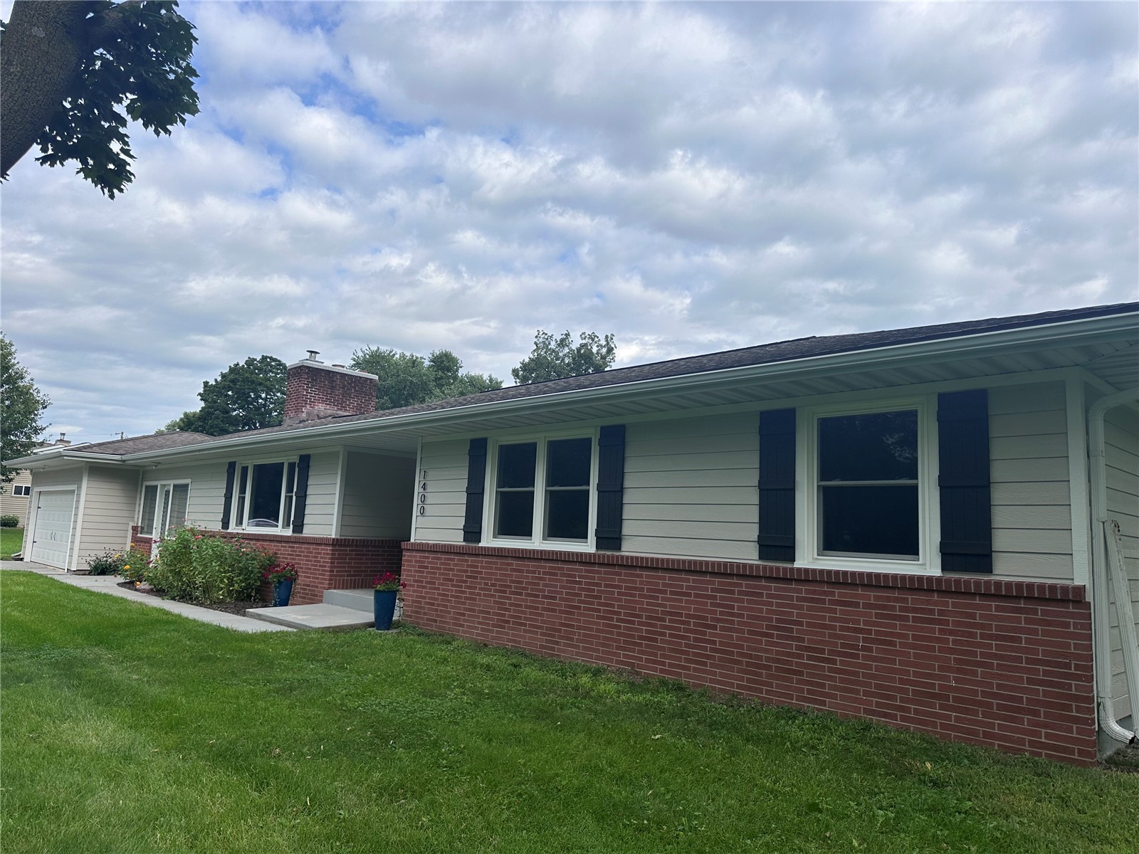 1400 E Knoll Drive Robins IA 52328