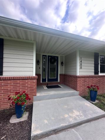 1400 E Knoll Drive Robins IA 52328