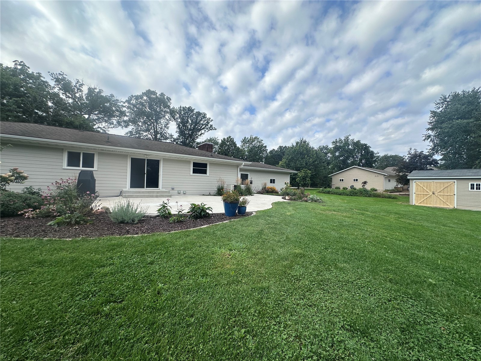 1400 E Knoll Drive Robins IA 52328