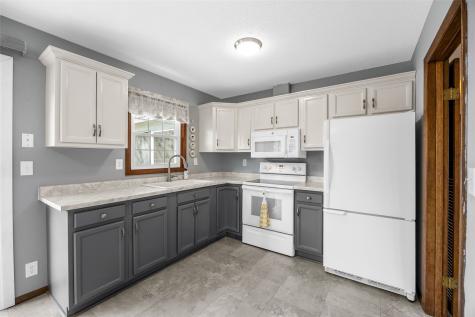 5025 Pine Grove Drive NE Cedar Rapids IA 52402