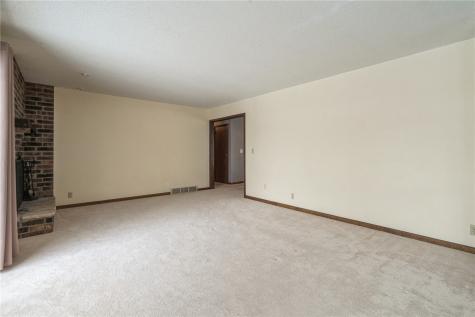 6917 Larkwood NE Cedar Rapids IA 52402
