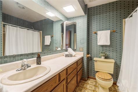 6917 Larkwood NE Cedar Rapids IA 52402