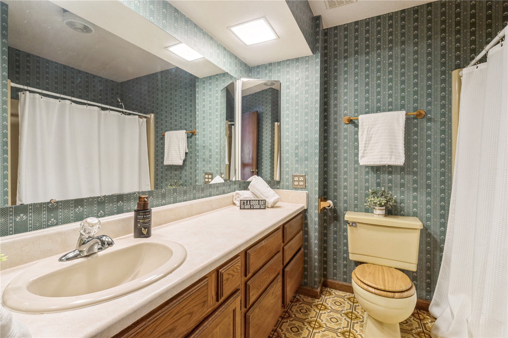 6917 Larkwood NE Cedar Rapids IA 52402