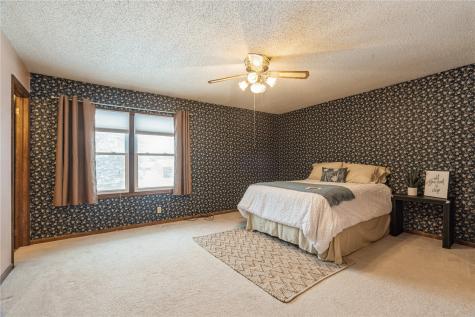 6917 Larkwood NE Cedar Rapids IA 52402