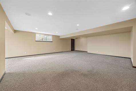 2106 Hallbrook Street SW Cedar Rapids IA 52404