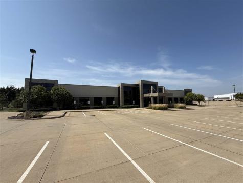1450 N Center Point Road Hiawatha IA 52233