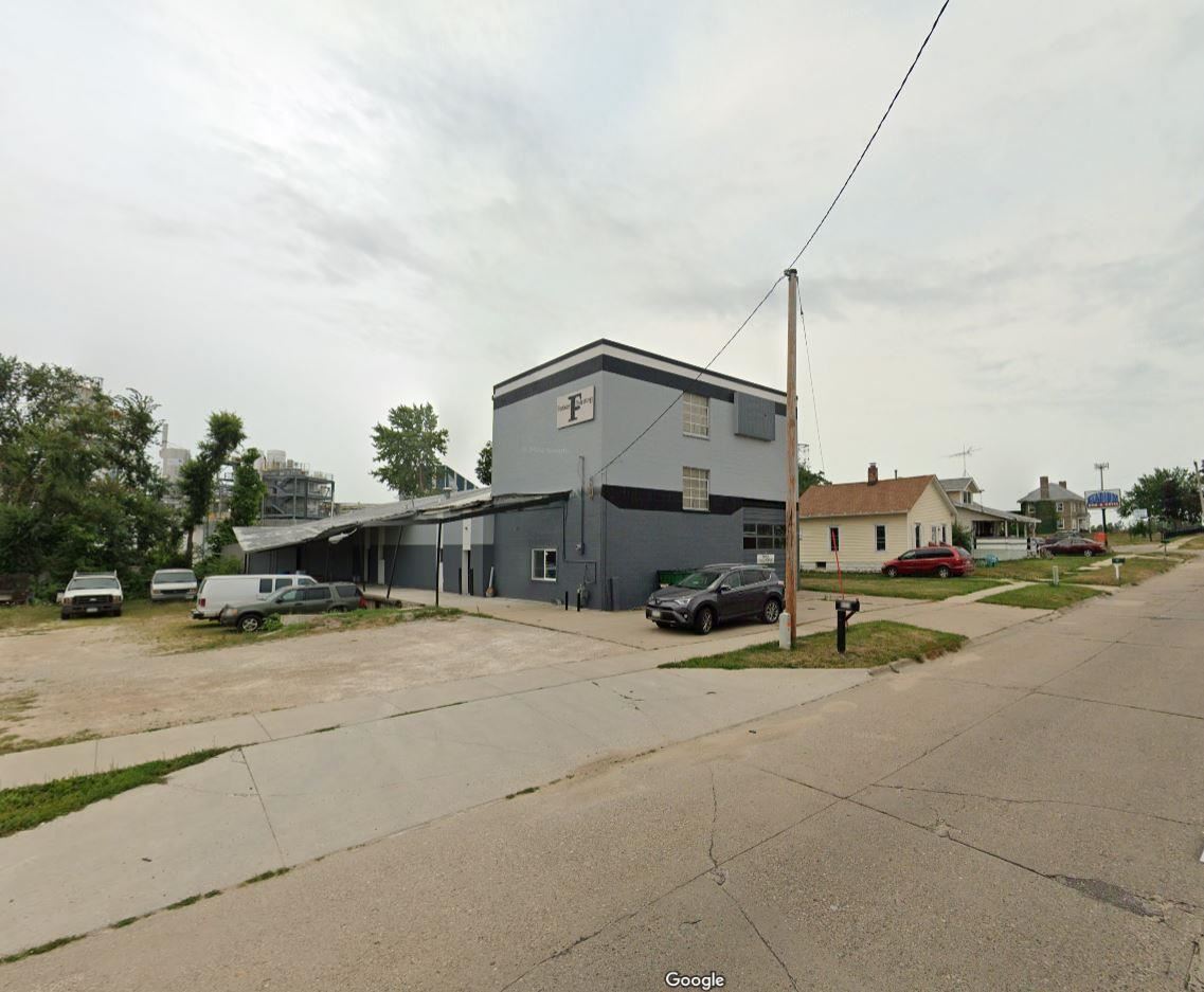 931/945 SW Rockford Road Cedar Rapids IA 52404